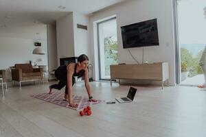 jung schön weiblich trainieren, Dehnen und üben Yoga mit Trainer über Video Anruf Konferenz im hell sonnig Haus. gesund Lebensstil, Wohlbefinden und Achtsamkeit Konzept. foto