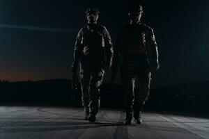 Soldaten Kader im Nacht Mission foto