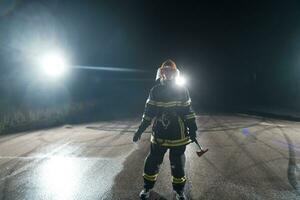 Porträt von ein weiblich Feuerwehrmann Stehen und Gehen mutig und optimistisch. foto