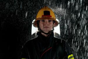 Porträt von ein weiblich Feuerwehrmann Stehen und Gehen mutig und optimistisch. foto