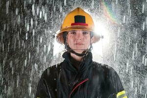 Porträt von ein weiblich Feuerwehrmann Stehen und Gehen mutig und optimistisch. foto