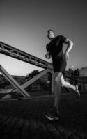 Mann joggt über die Brücke in der Stadt foto