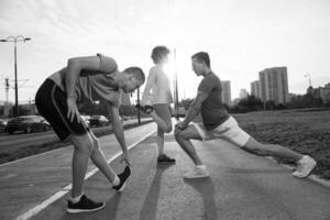 multiethnische gruppe von menschen beim joggen foto