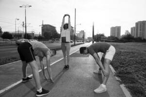 multiethnische gruppe von menschen beim joggen foto