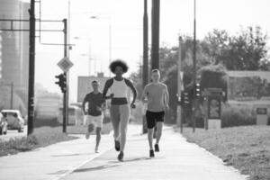 multiethnische gruppe von menschen beim joggen foto