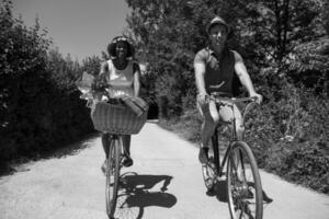 junges multiethnisches paar, das eine radtour in der natur macht foto