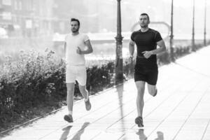 Gruppe junger Leute, die in der Stadt joggen foto