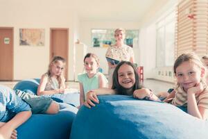 lesen Zeit im elementar Schule oder Kindergarten, Lehrer lesen ein Buch zu Kinder im elementar Schule oder Kindergarten. selektiv Fokus foto