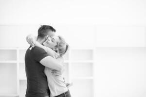 glückliches junges Paar, das in ein neues Haus einzieht foto