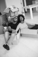 afroamerikanisches paar, das mit verpackungsmaterial spielt foto