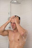 Mann, der im Bad duscht foto