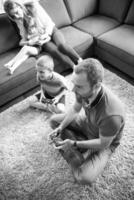 glückliche familie, die ein videospiel spielt foto