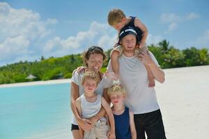 glückliche Familie im Urlaub foto