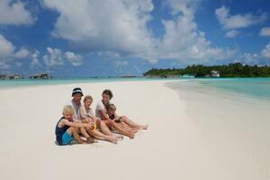 glückliche Familie im Urlaub foto