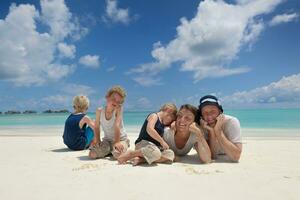 glückliche Familie im Urlaub foto