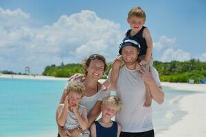 glückliche Familie im Urlaub foto