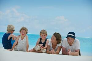 glückliche Familie im Urlaub foto