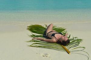 glückliche frau genießt die sommerzeit foto