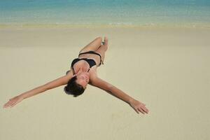 glückliche frau genießt die sommerzeit foto