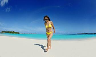 schöne Frau am tropischen Strand entspannen foto