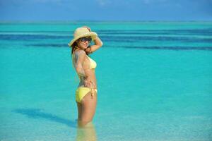 schöne Frau, die sich am tropischen Strand ausruht foto