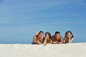 gruppe fröhlicher junger leute vergnügt sich am bach foto