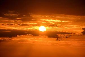 schöner goldener orangefarbener Sonnenuntergang über dem Ozean. foto