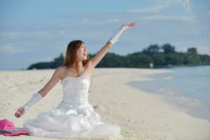 asiatische Braut am Strand foto