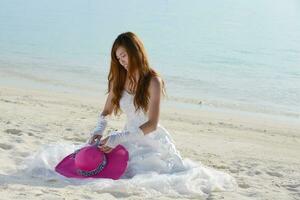 asiatische Braut am Strand foto