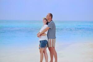 glückliches junges Paar viel Spaß am Strand foto