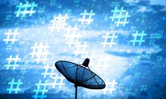 Silhouette Satellitenschüssel und Hashtag-Muster. foto