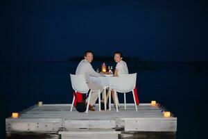 romantisches paar essen im freien zu abend foto