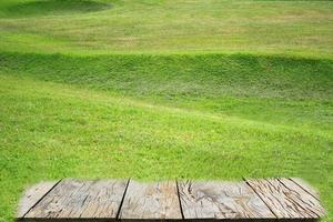 Grüner Rasen im Garten mit Holzboden foto