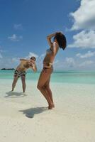 glückliches junges Paar viel Spaß am Strand foto