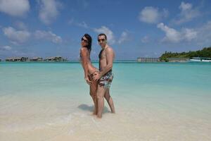 glückliches junges Paar viel Spaß am Strand foto