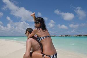 glückliches junges Paar viel Spaß am Strand foto