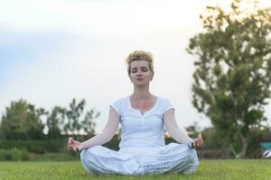 Frau macht Yogaübungen foto