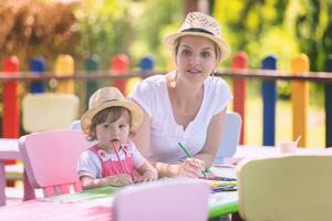 mutter und kleine tochter zeichnen bunte bilder foto