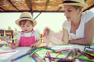 mutter und kleine tochter zeichnen bunte bilder foto