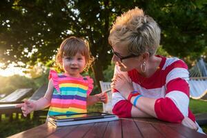 Mutter und ihre kleine Tochter mit Tablet-Computer foto