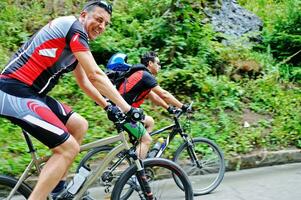 Freundschaft im Freien auf dem Mountainbike foto