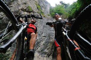 Freundschaft im Freien auf dem Mountainbike foto