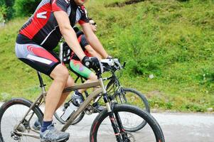 Freundschaft im Freien auf dem Mountainbike foto