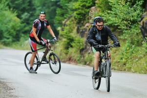 Freundschaft im Freien auf dem Mountainbike foto