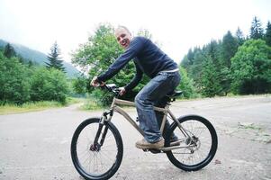 Mountainbike-Mann im Freien montieren foto