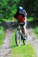 Mountainbike-Mann im Freien montieren foto