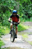 Mountainbike-Mann im Freien montieren foto