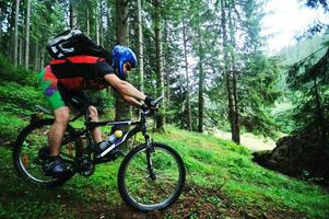 Mountainbike-Mann im Freien montieren foto