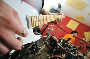 Musikband hat Training in der Garage foto