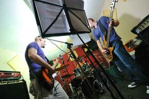 Musikband hat Training in der Garage foto